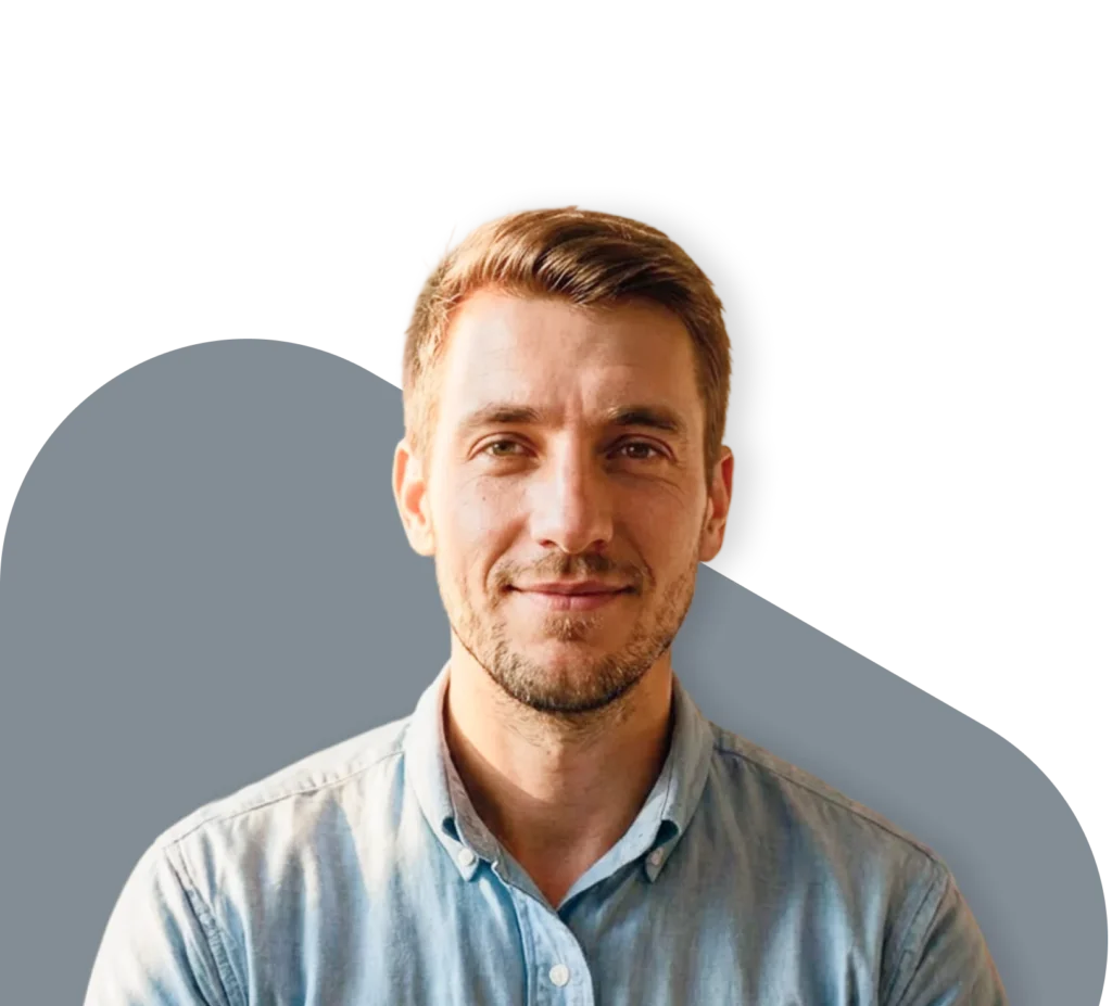 Smiling young man in a light blue shirt after quitting 7-OH and kratom