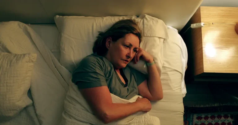 woman-lying-in-bed